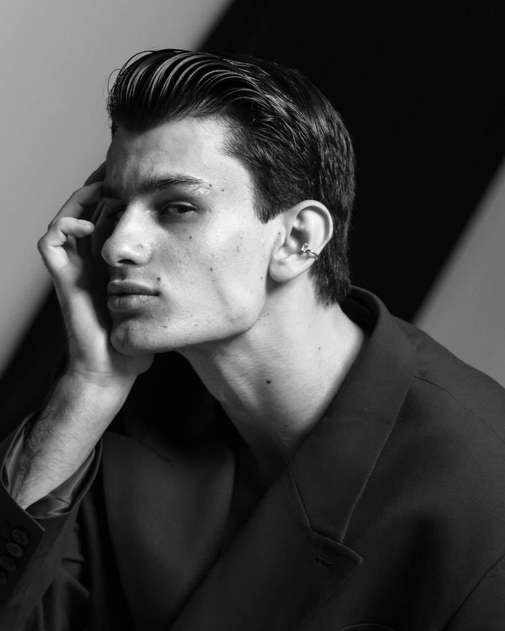 На фотографии модель которая позирует в студии