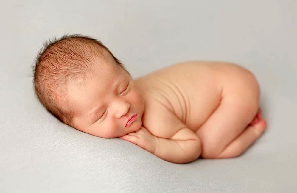 Фотосессия новорожденных в Москве дома и в студии от фотографа новорожденных. Фотосессия в студии в Москве от профессионального фотографа услуги по доступным ценам