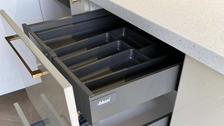 Выдвижной механизм для кухонных шкафов