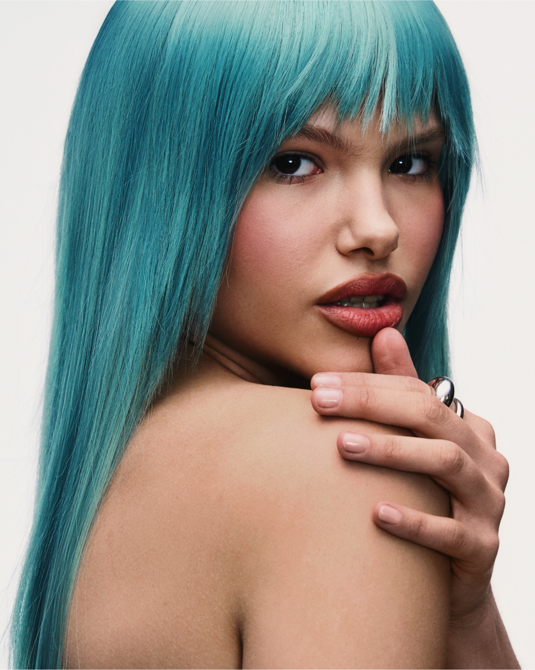 ASAYA: wigged out. Я Саша, креативный продюсер и арт-директор из Москвы. Придумываю, собираю и запускаю визуальные проекты