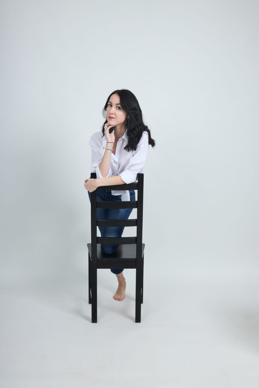 Автопортретная #5 - Фотостудия где не придется стесняться да мне одной на белом фоне со стулом