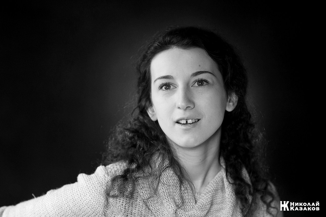 Артистка Юлия Шишова во время фотосессии в студии для пополнения актерского портфолио