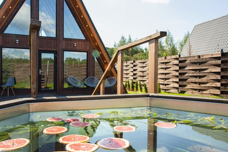 Афрейм для отдыха с баней, чаном подмосковье - заказать, забронировать. Коттедж А-фрейм с баней и уличным чаном в Подмосковье - в аренду для отдыха