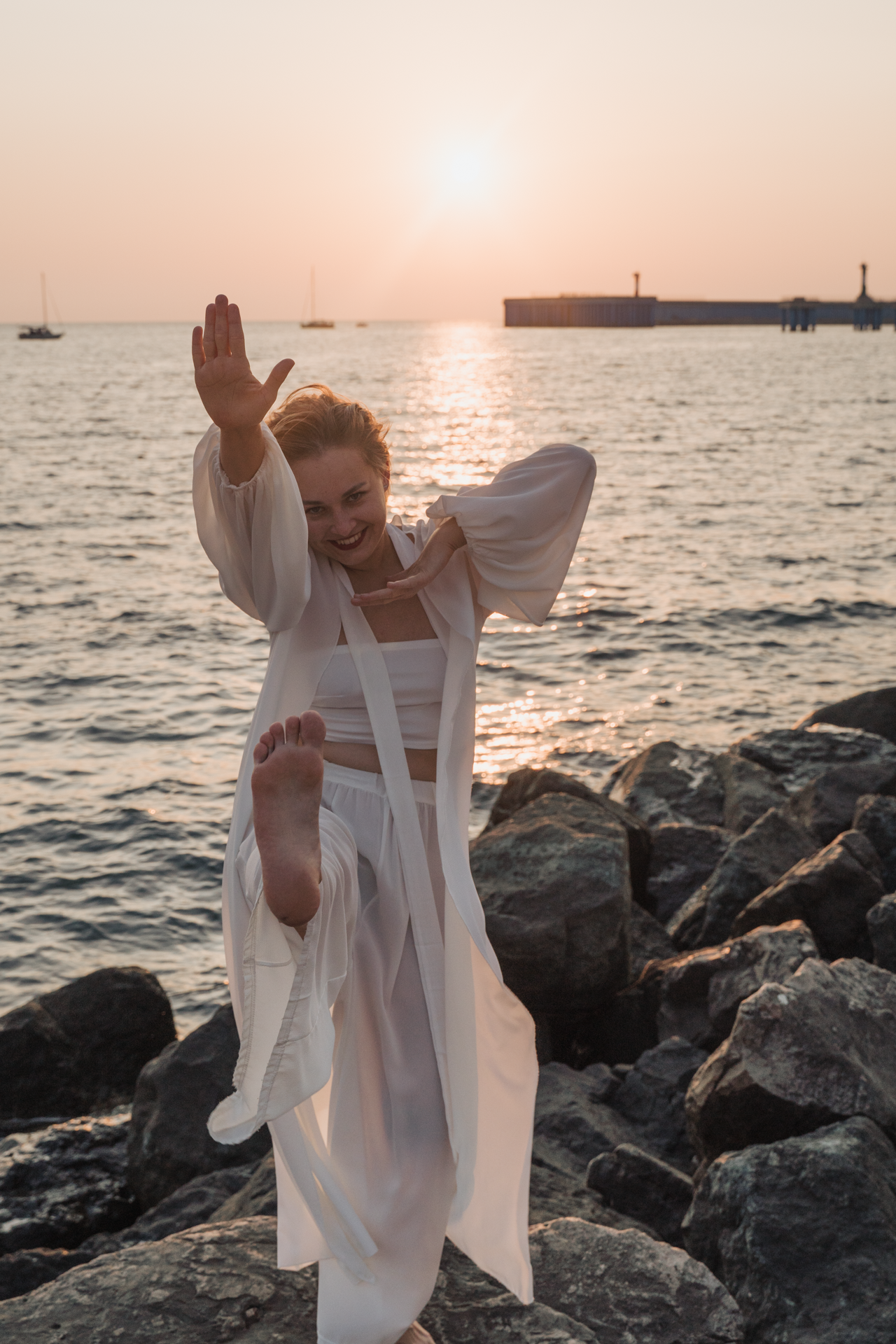 Забавный кадр девушки на камне в полный рост