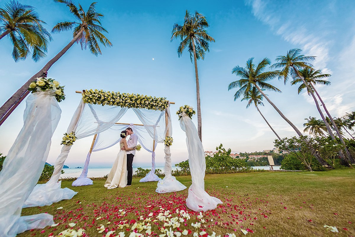 Свадебная фотосессия церемония арка на Пхукете фотограф в тайланде на пляже красивое место идея образ девушка в купальнике примеры фото позы для фотосессии Патонг пляж Карон Найхарн Ката Майкао пальма экскурсия Заказать фотосессию цена стоимость