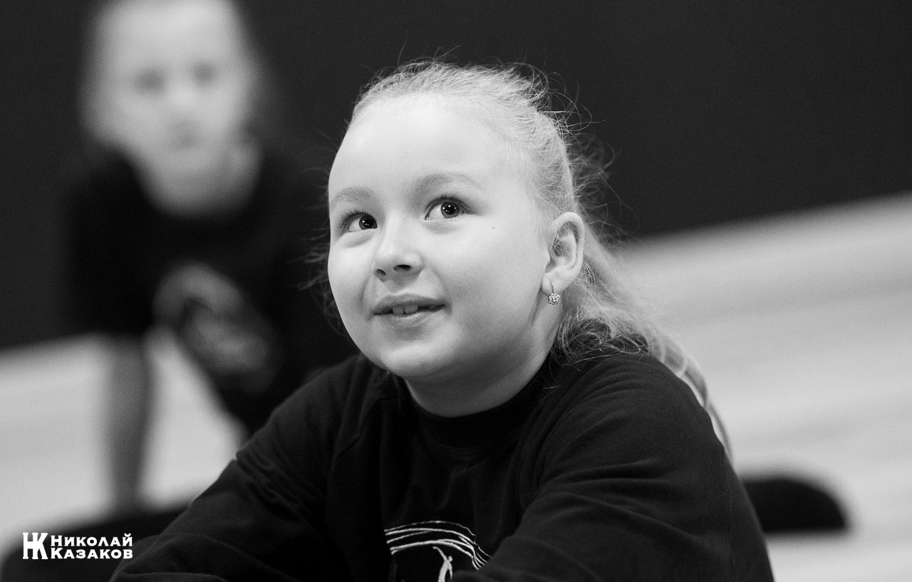 Эмоциональная фотографии юной артистки, смотрящая внимательно на актера Владимира Бирюкова на мастер классе в детской театральной студии