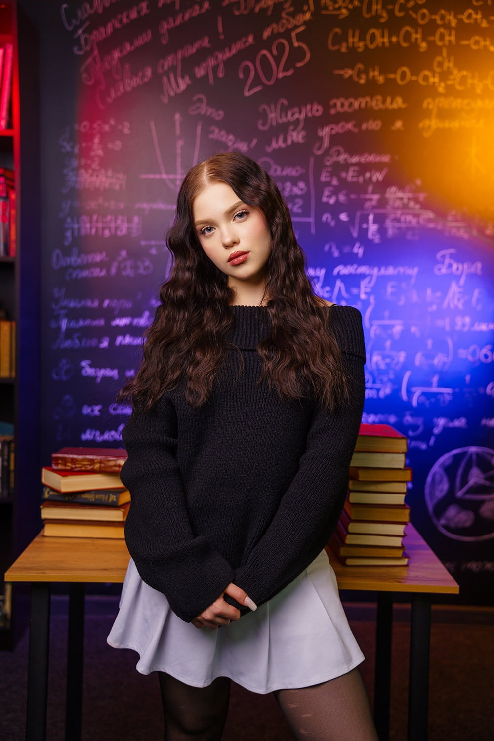 Фотосессия для выпускного альбома 9 класса в студии с цветными фильтрами. СИГМА | Студия выпускных альбомов Красноярск