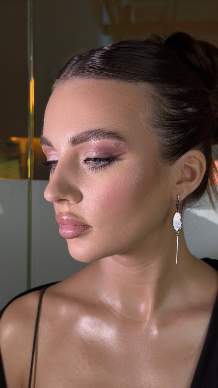 Услуги бровиста-визажиста. Салон красоты Праvда в Москве