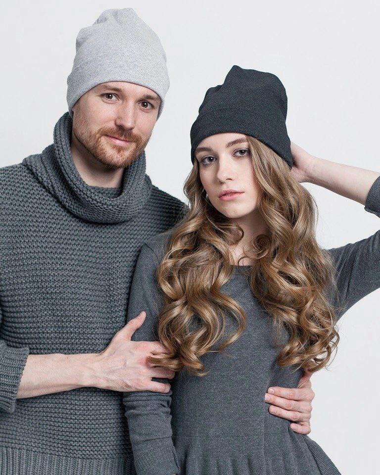 Парень и девушка в серой одежде