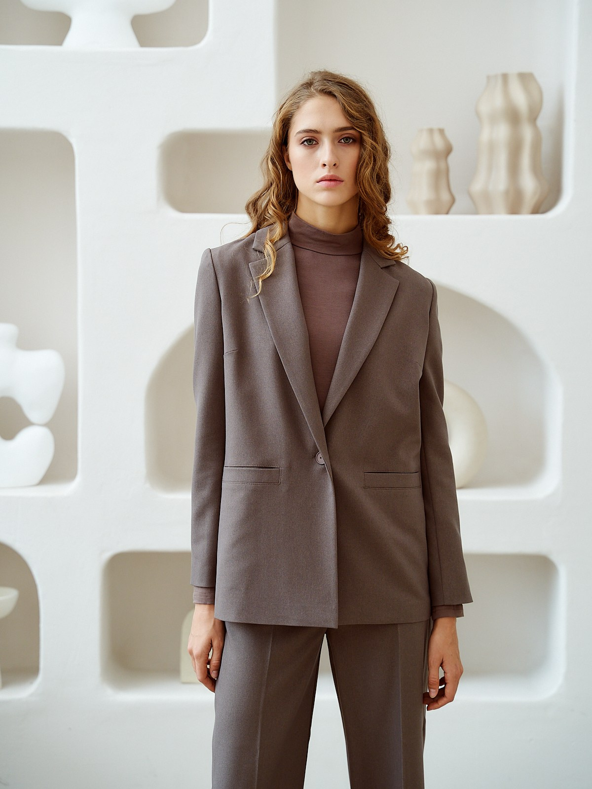 Каталожная съёмка женского костюма для бренда одежды, интерьер в светлых тонах, Санкт-Петербург