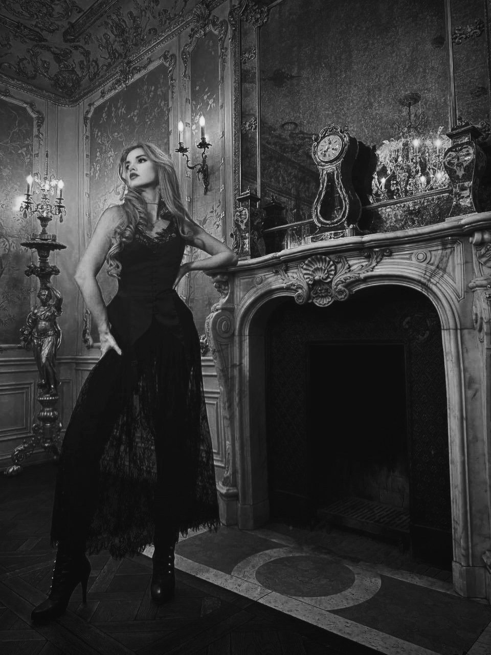 Женский портрет в ресторане Турандот в каминном зале в черно-белых тонах