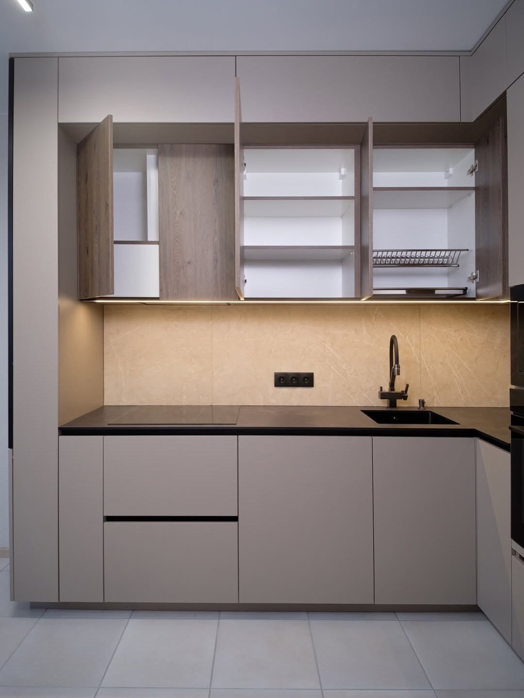 Минималистичная угловая кухня до потолка | OXY Design. Дизайн интерьера, мебели и ландшафта на КМВ | OXY Design