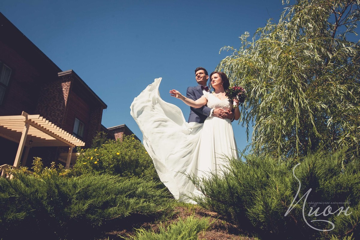 Летнаяя свадьба в Подмосковье в Артиленде. Праздничное агентство ПИОН