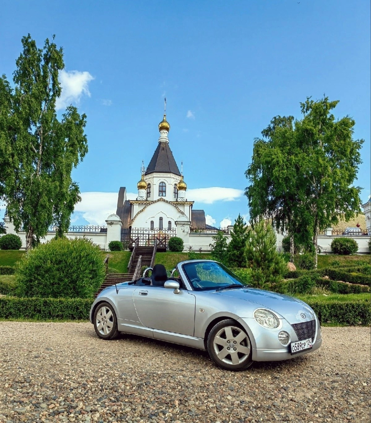 продам в Красноярске красивый стильный кабриолет Daihatsu Copen имиджевый автомобиль для мужчины и девушки классический родстер спортивный характер купить кабриолет в Сибири надёжная тойота с металлической крышей складывается купить автомобиль фотограф в Красноярске фотосессия покататься аренда прокат