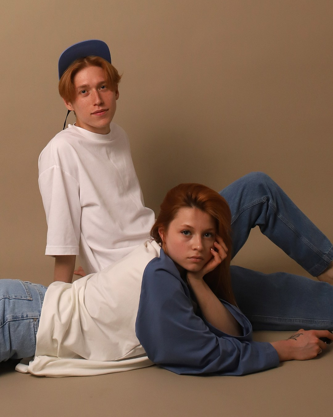 Фон «Волжский песочек» в фотостудии автопортрета ч/б и цвет