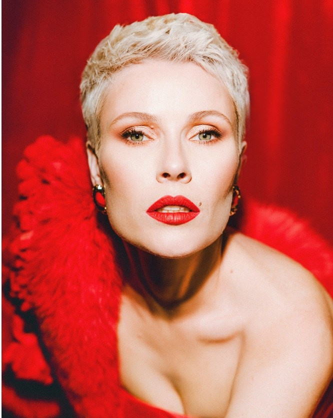 НОВЫЕ СЪЕМКИ В СТУДИИ — ОНА (ПЛАН)