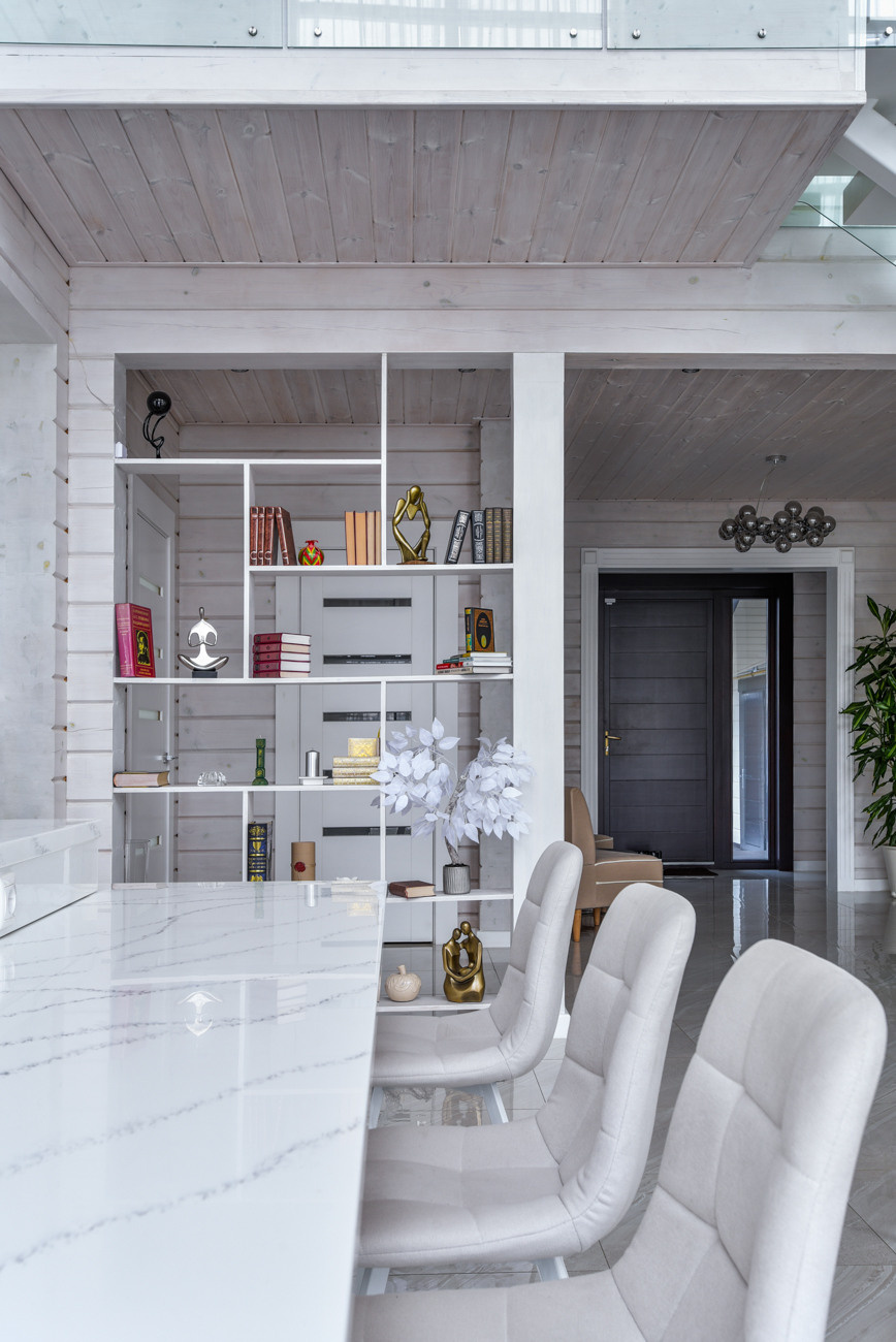 Просторный кухонный стол в кухне-столовой дизайн-проекта "Family".