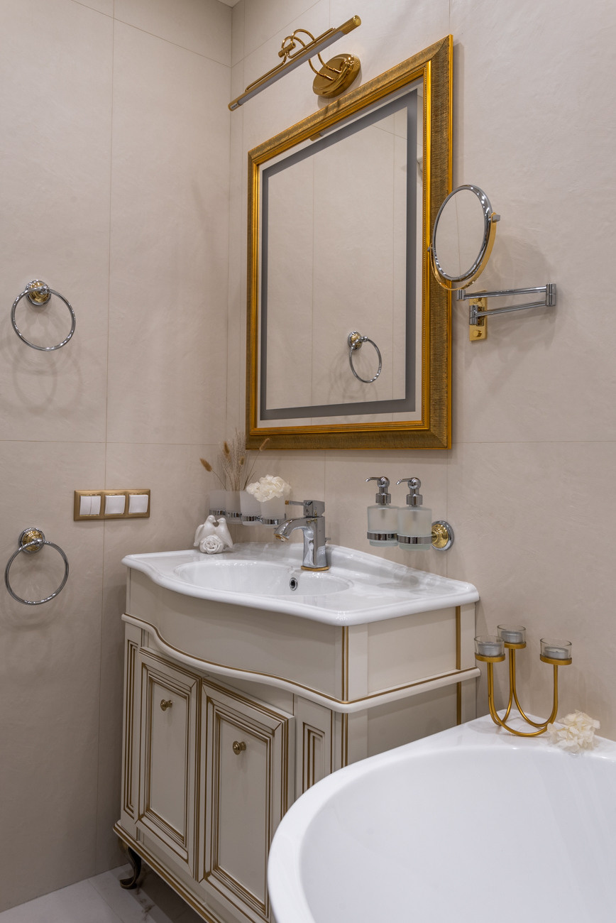 Современная ванная комната с мраморными стенами