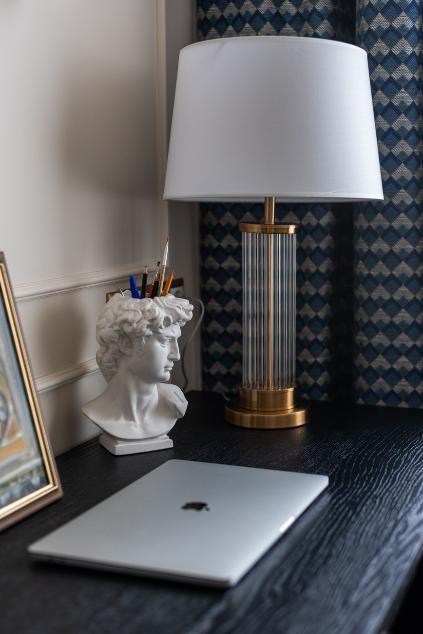 Уютный рабочий кабинет с большим деревянным столом, комфортабельным креслом. На столе компьютер