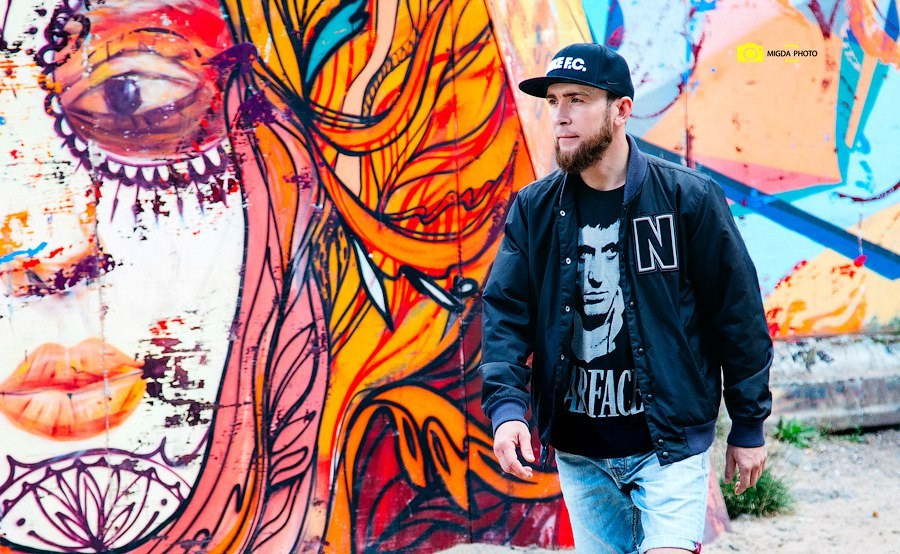 Мужчина на граффити, уличный портрет