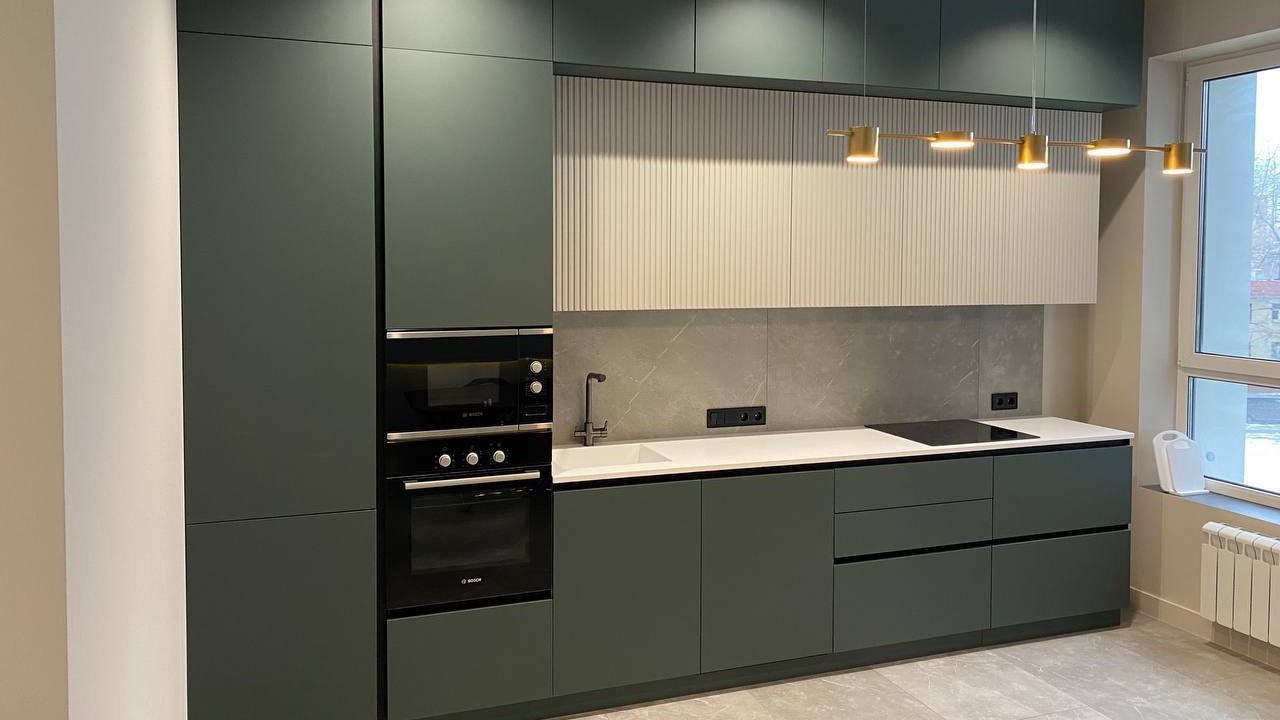 Кухня с темными фасадами