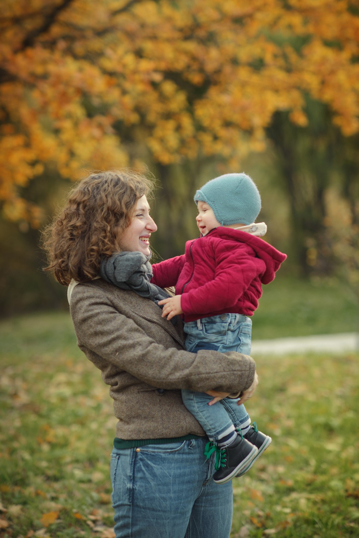 Photo shoot of a mom with baby in autumn. Photos with yellow leaves