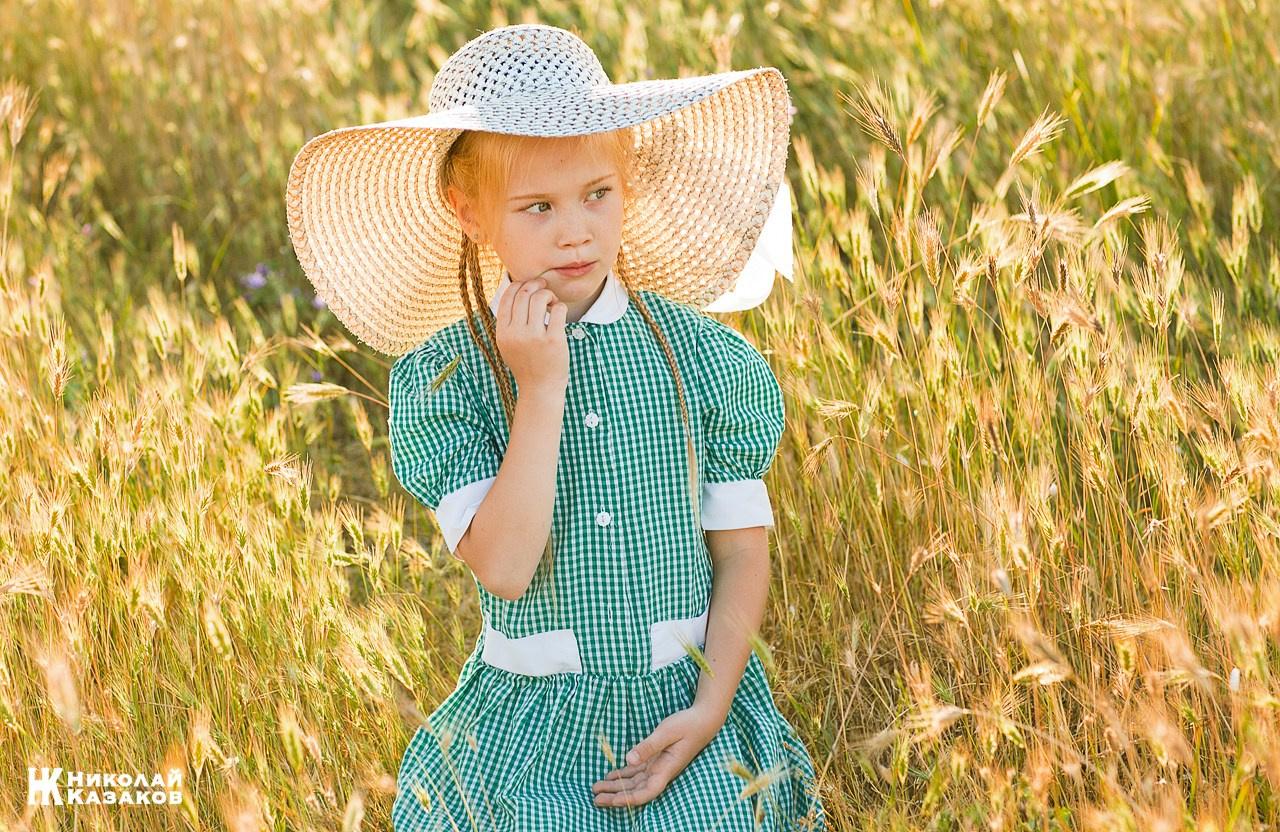 Детская фотосессия в поле на закате. Николай Казаков. Профессиональный фотограф. Преподаватель фотографии
