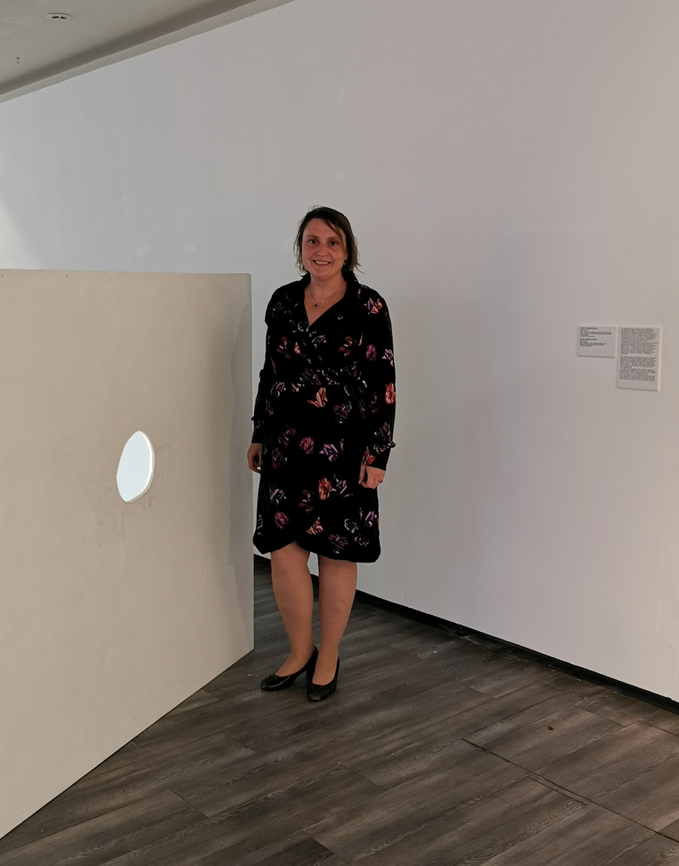 Olga Mikhalchuk and her work at Species-specific traits exhibition. Ольга Михальчук, художница и фотограф