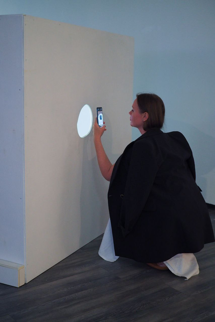 Olga Mikhalchuk and her work at Species-specific traits exhibition. Ольга Михальчук, художница и фотограф