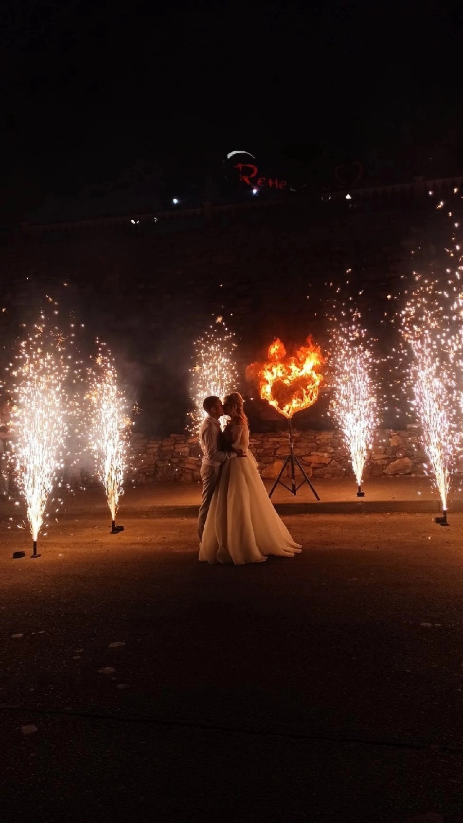 Пиротехническая дорожка. Огненно-пиротехническое шоу, салюты, пиротехника на ваш праздник!