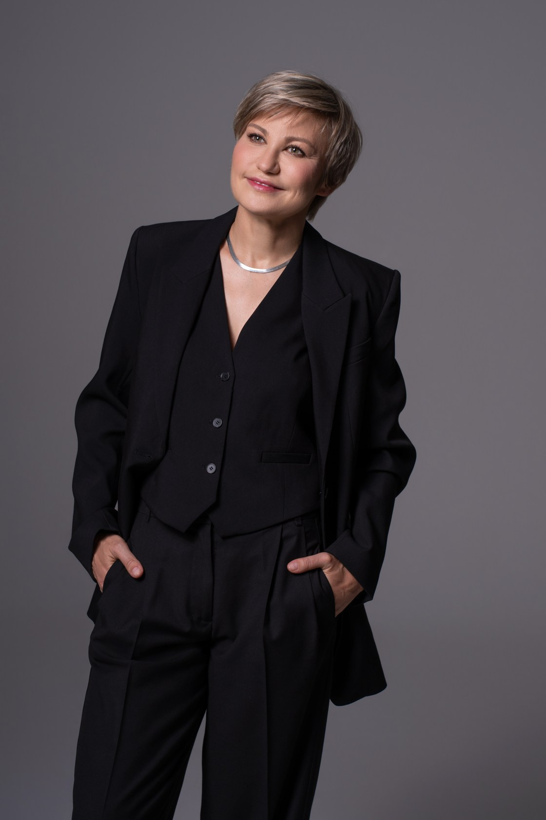 деловой портрет женщины в студии