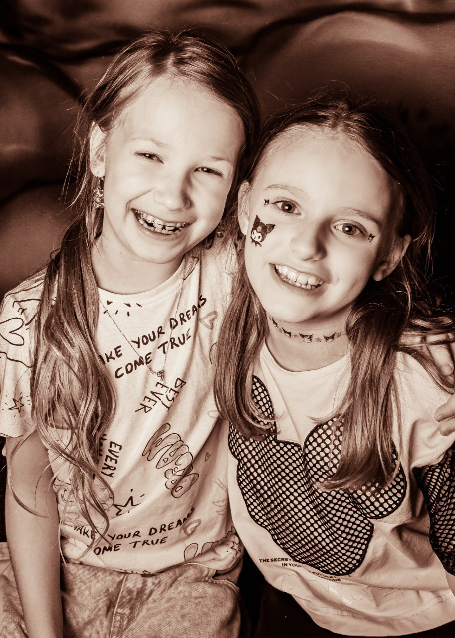 На фотографии София и Августа, они лучшие подруги