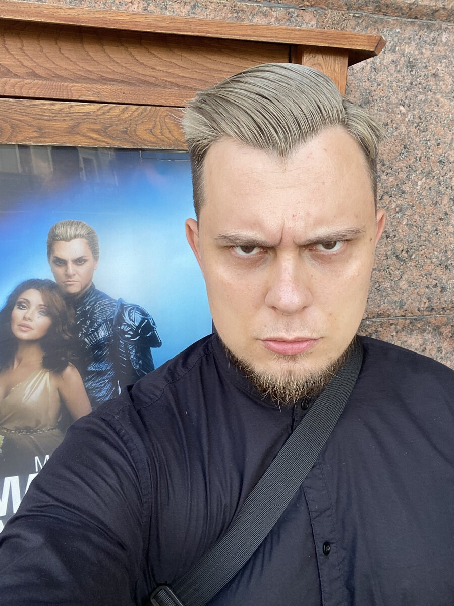 Селфи у афишы театра в Петербурге