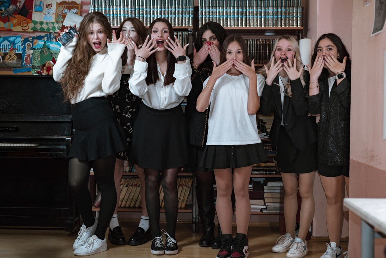 Выпускной альбом для класса — фотосессия в школе, пожелания и видео в Москве. MILATE — выпускные альбомы, фотосессии и видео в Москве