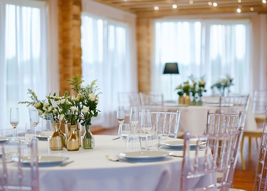 Банкетный зал Веранда в Якушево у озера для свадеб, юбилеев, корпоративов. Официальный сайт