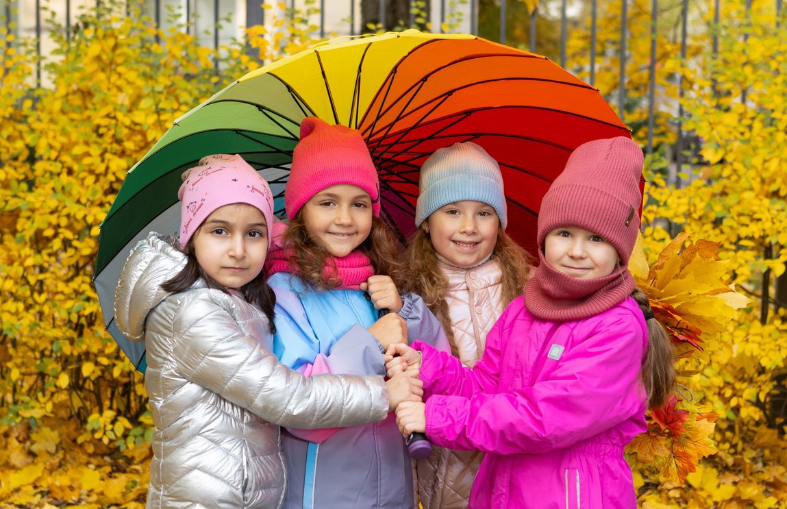 выпускные альбомы в детском саду: девочки с зонтом