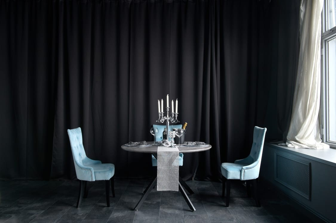 DАRК — зал 60 м² фотостудии в Москве с большими окнами, серыми стенами, потолком и полом, подходит для съемки с естественным светом. ВИЗУАЛИЗАТОР БРЕНДА: ФОТОГРАФ | ИМИДЖМЕЙКЕР| СТИЛИСТ МОСКВА