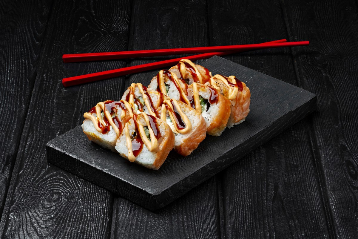 Съемка роллов на черном фоне для службы доставки в Ростове