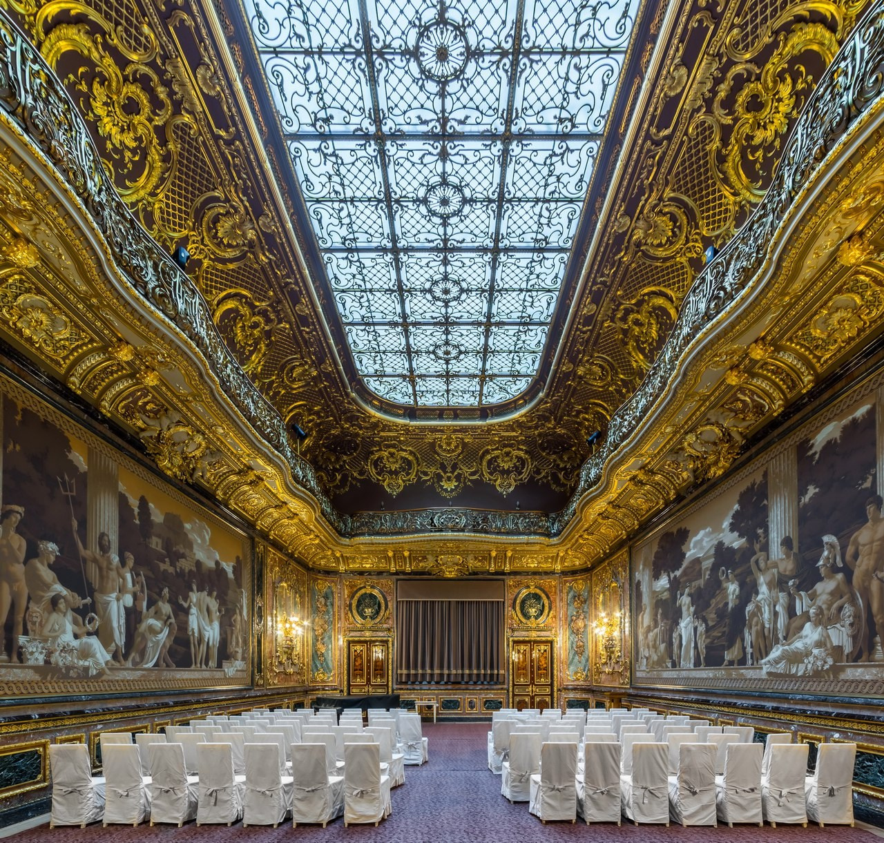 Локации в Питере под крышей