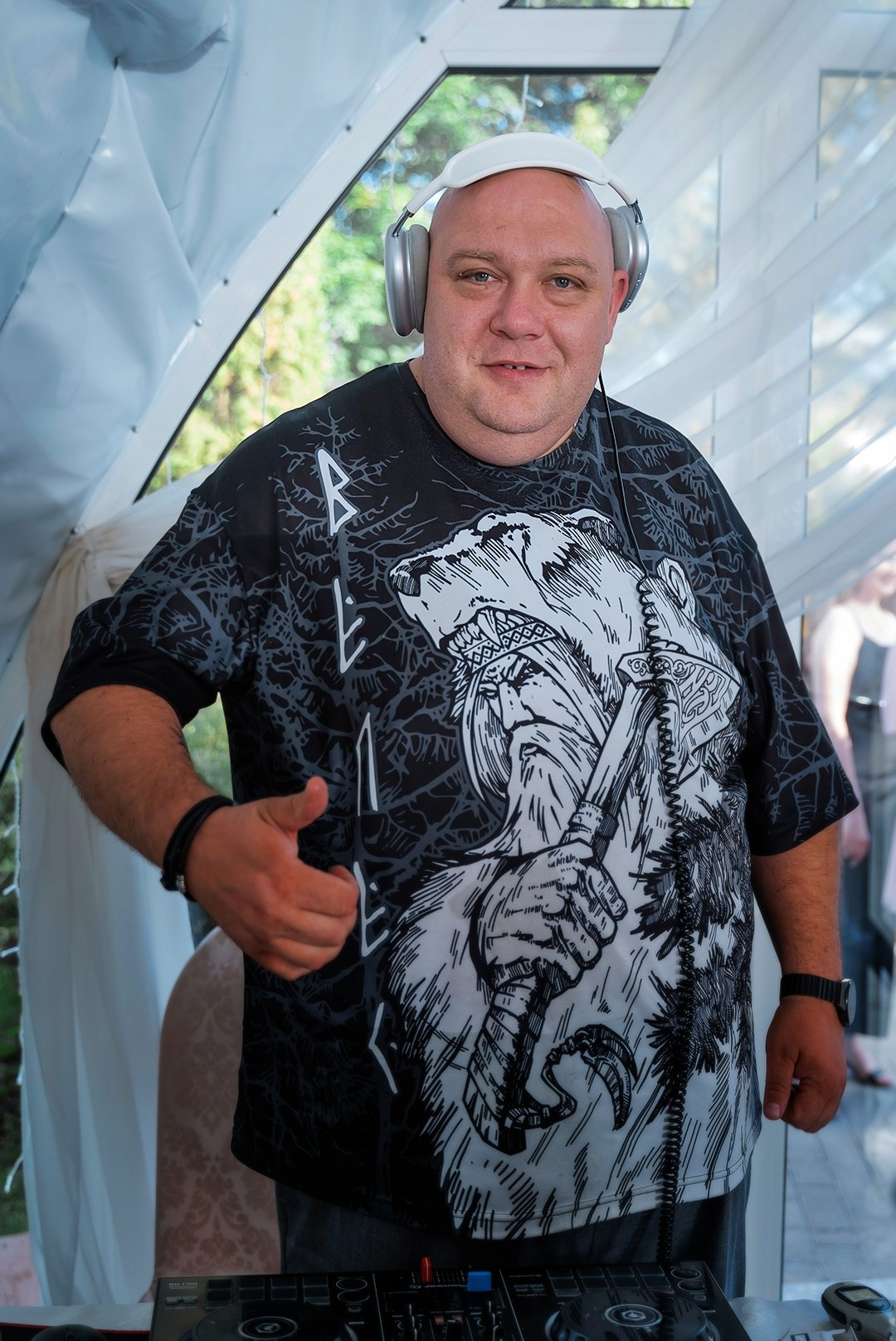 Диджей Медведь также оказывает услуги по профессиональной записи песен под мероприятие. Он работает с многими топовыми и звездными ведущими мероприятий, поэтому ты можешь быть уверен в качестве его работы.