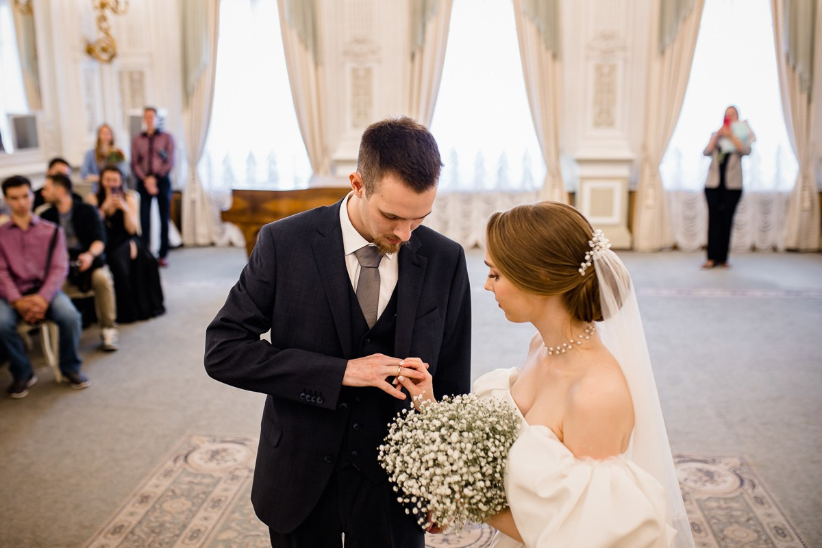 жених и невеста в ЗАГСе