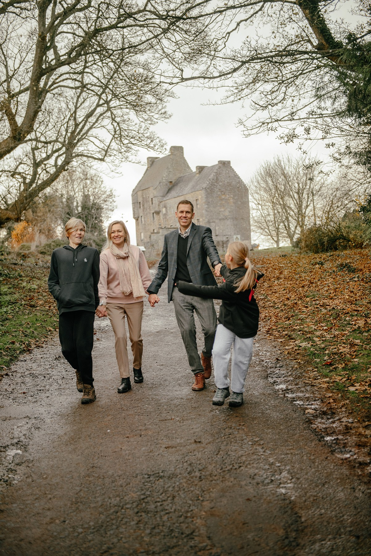 family photo shoot in Scotland, photo shoot at the castle