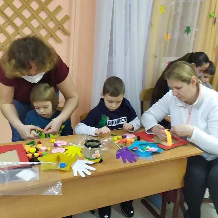 🎨✨ Предпраздничное творчество: Наши ребята создали фоторамки для любимых мам! ✨🎨