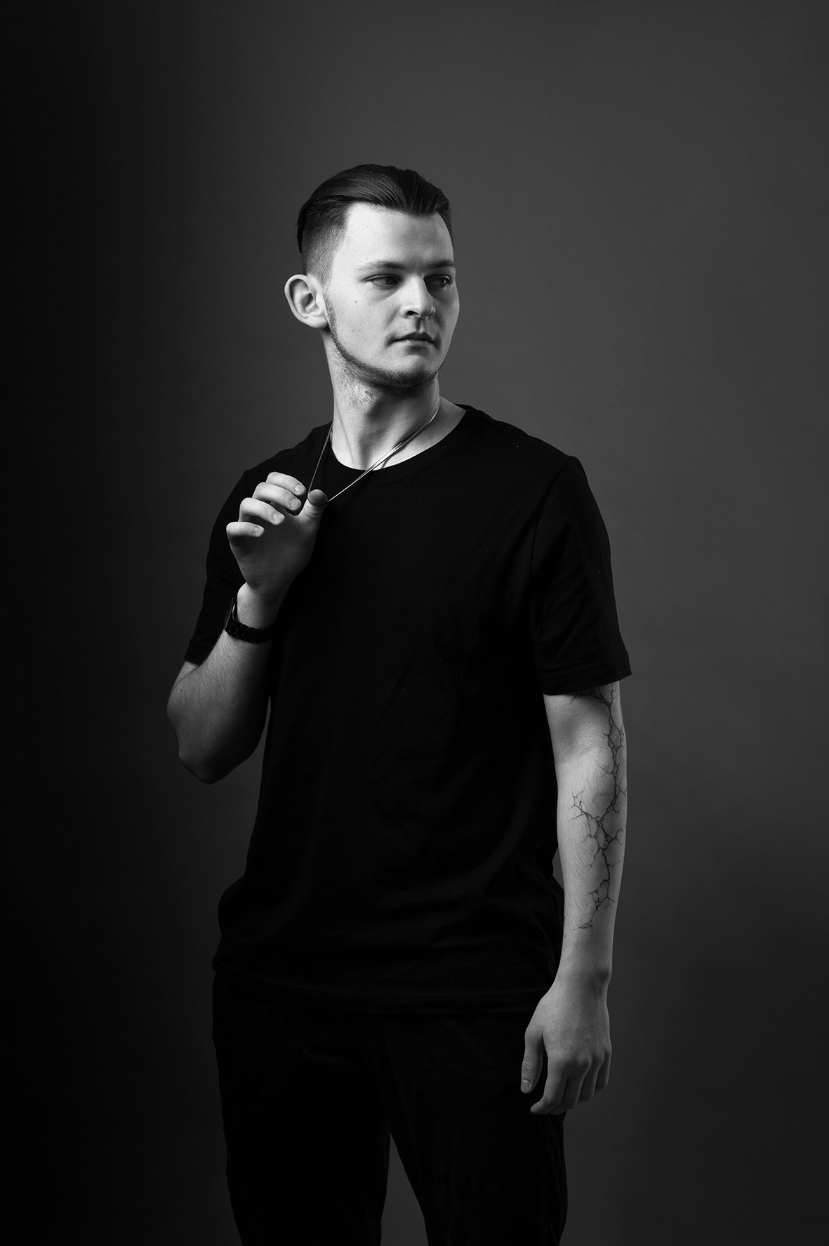 Портретная фотосессия Темиртау. Черно-белый портрет мужчины.