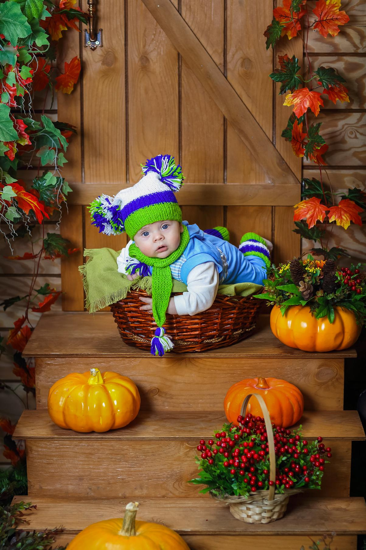 Осенняя фотосессия в фотостудии Темиртау. Малышка в корзинке.