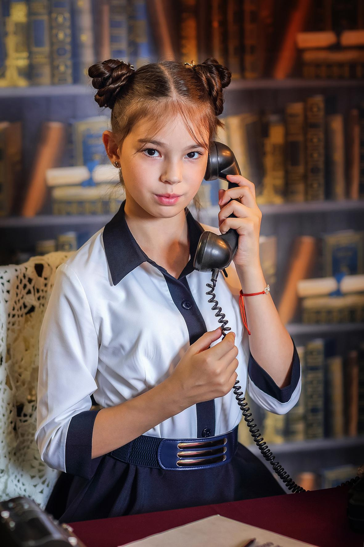 Школьная фотосессия в ретро стиле в фотостудии.