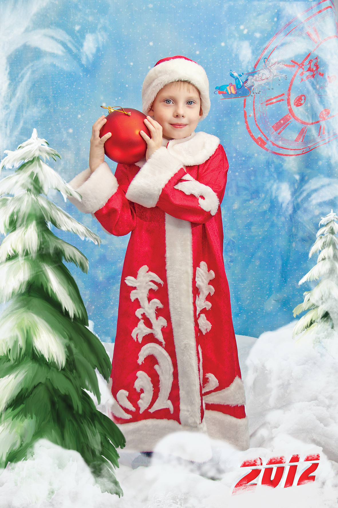 Тематическая костюмированная выездная фотосессия в детском саду на Новый год. Мальчик в костюме деда Мороза.