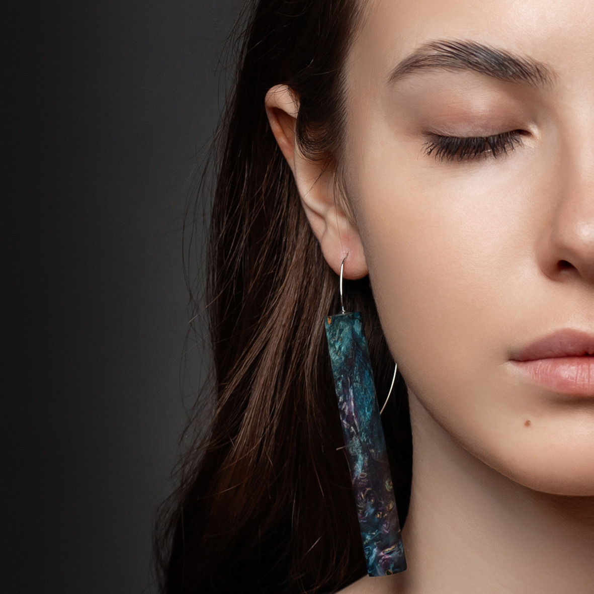 Рекламная фотосессия украшений в Темиртау. Ручная работа. Девушка крупный план.