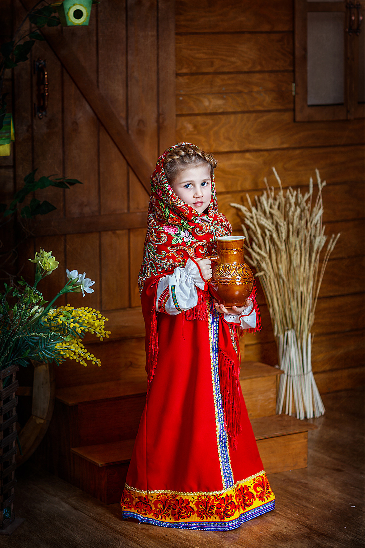 Костюмированная фотосессия в декорациях в русском народном костюме. Девочка в платке с кувшином молока..