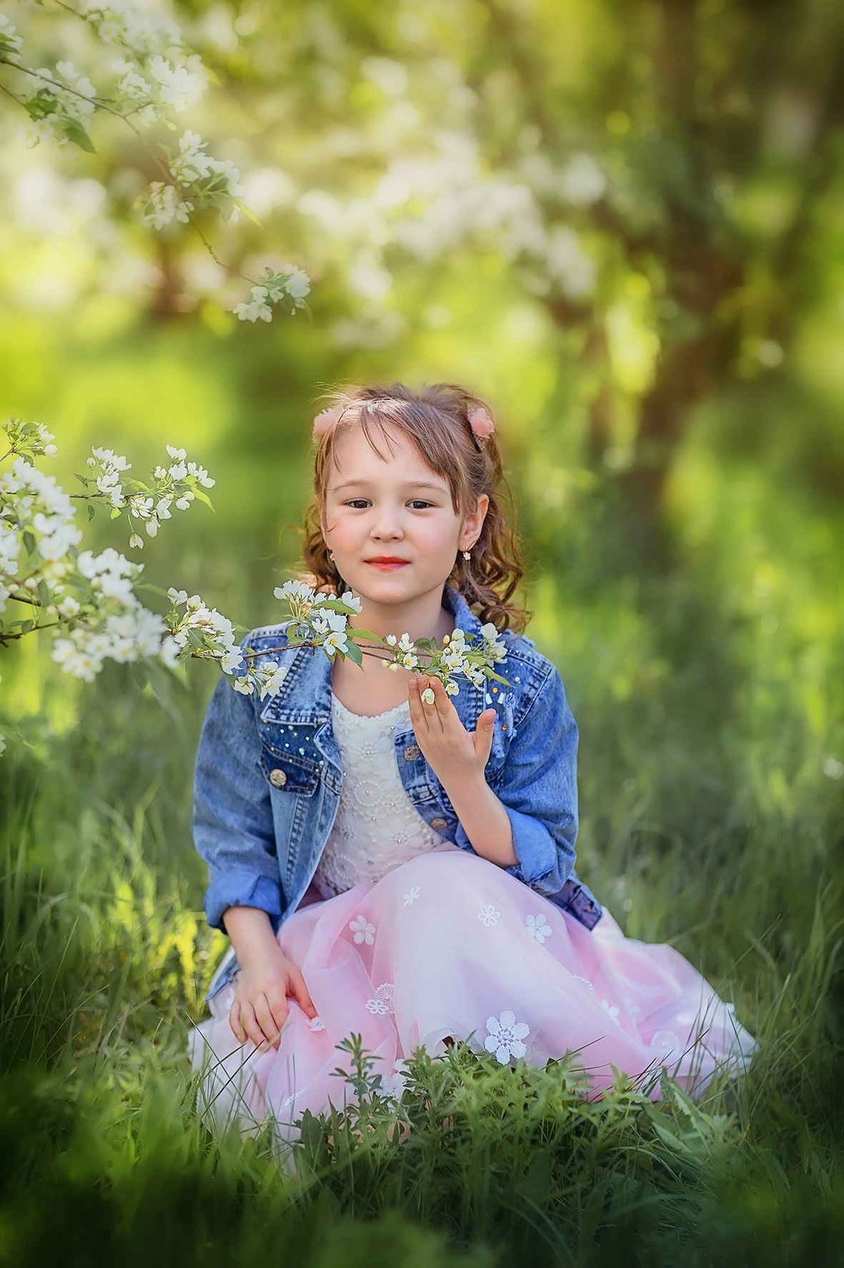 Фотосессия на улице. Весна, яблони, ребенок